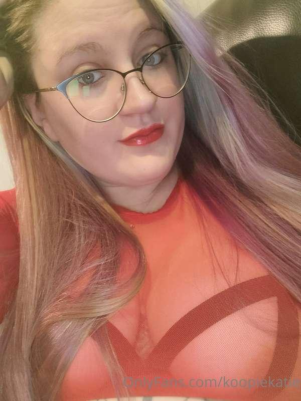 I tried squeezing into the red with black straps 😘👀 how do I..