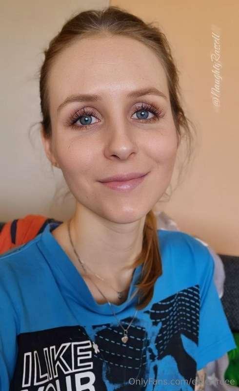 I'm 💛 @NaughtyRASSELL💛 and don’t like sitting here at work 👩..