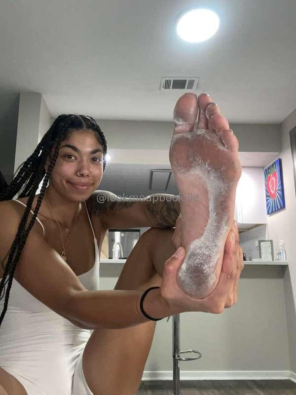 Good afternoon 🫦 comment below what turns you on the most 👇