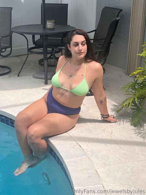 ✨Wish everyday could be a sunny pool day ☀️ 