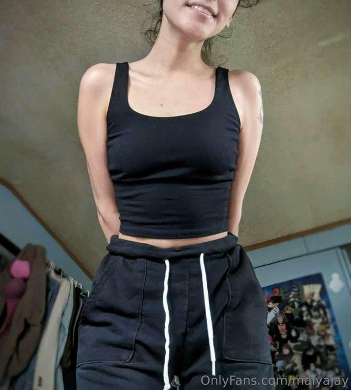 My workout clothes and what's underneath 🥰
(No face this tim..
