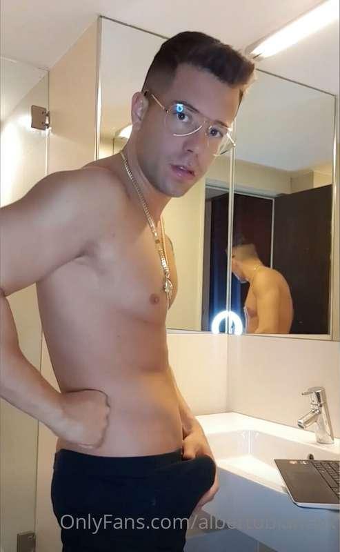 Hard and ready to start the day 🍆😏

🔵 Open the DM 

Dura y l..