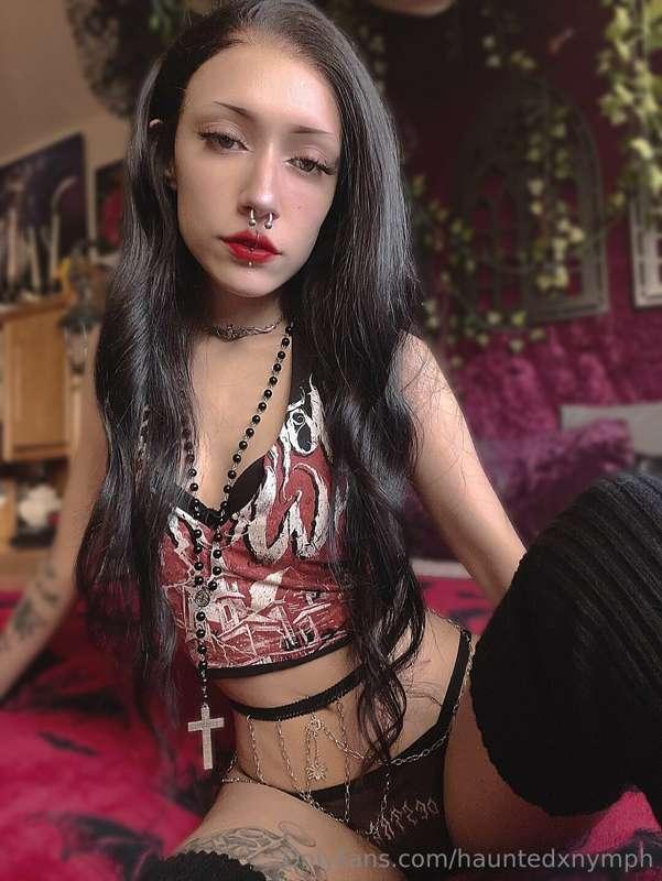 I need some strong hands to wrap around my waist ✨🖤