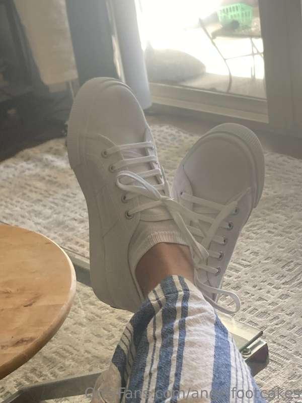 Loving these new white sneakers and white socks to match 🥰I'..