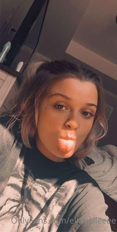 this tongue on a dick doesn’t sound half bad..❤️‍🔥😫