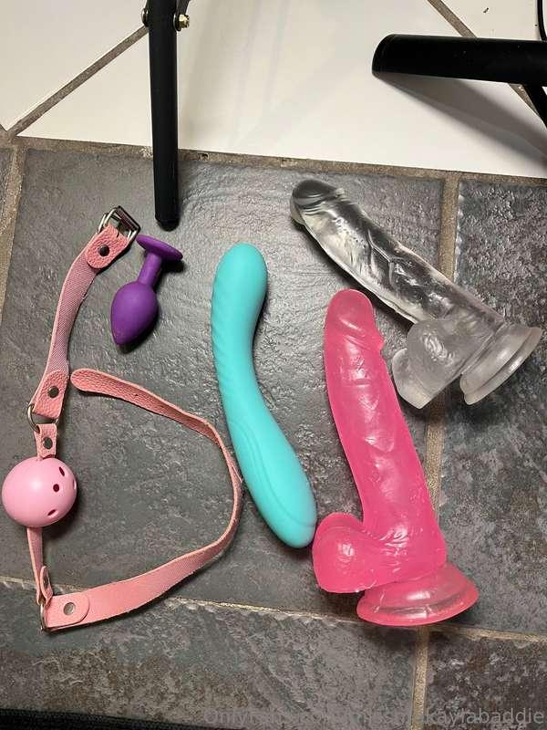Watch me be a little slut for you 😏Spit? Drooling 🤭A bunch o..