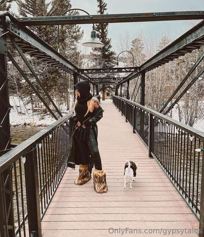 Boots with the furrrr🖤