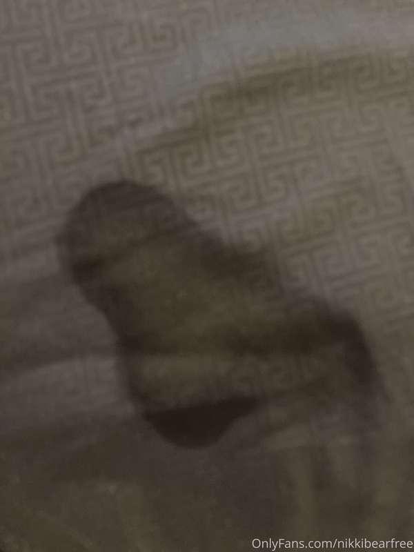 Who wants to make my bed wet in the morning💦💦💦