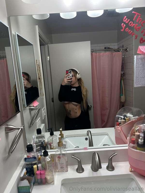 A little underboob never hurt anyone 😼 