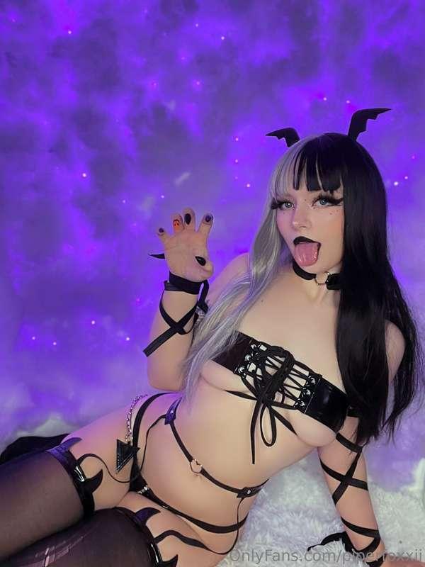 Let me be ur lil succubus gf :3 🖤