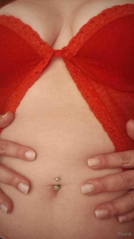 For my belly button lovers 💖
