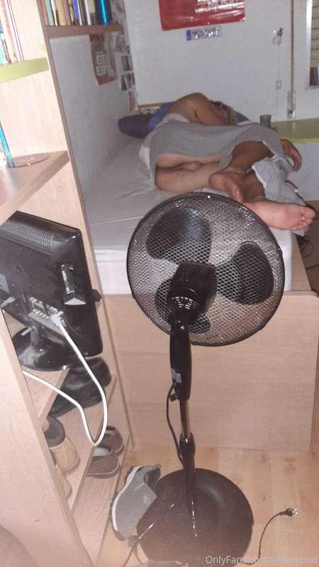 Entras a tu habitación y me ves así, que haces?