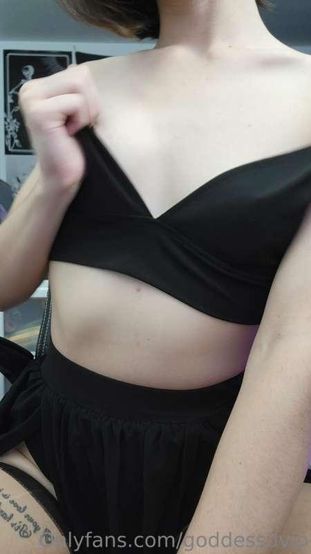 Irresistible... 🖤✨️
Buy this post for some titty pics 🍒
