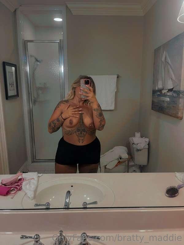 Who doesn’t like a little tan line😉