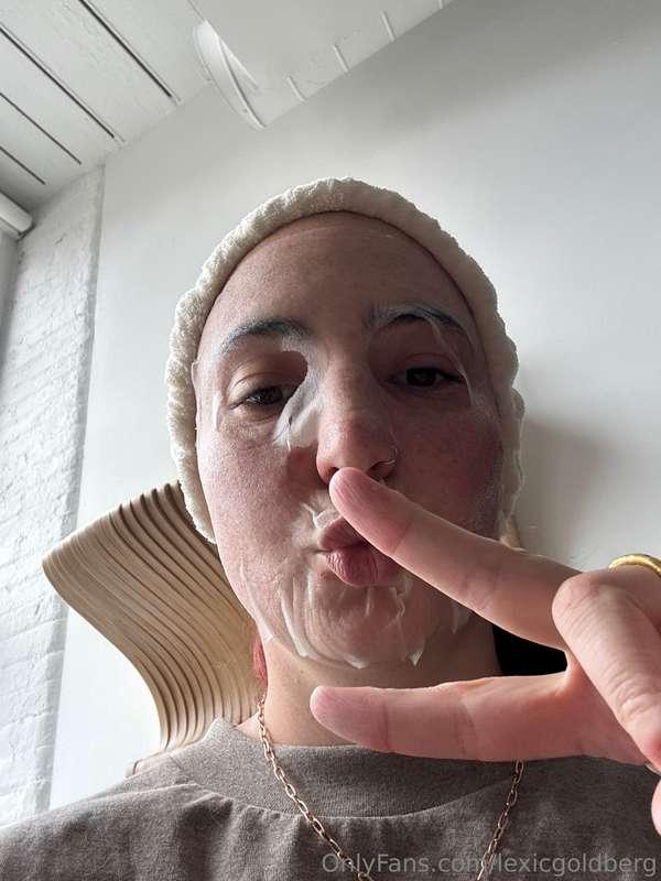 How’s everyone’s Saturday doing? I’m doing a lil self care d..
