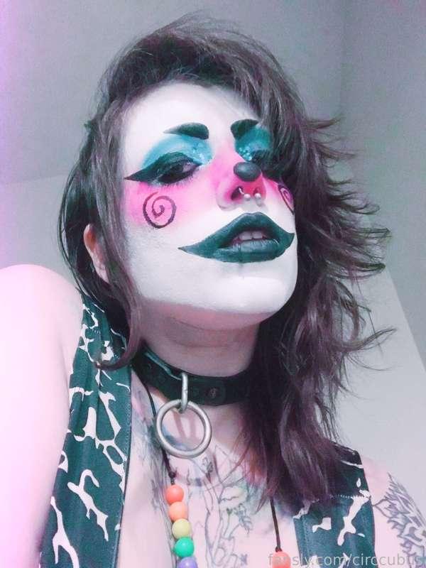 I love sucking dick, and I love leaving my signature black lipstick on it 🖤