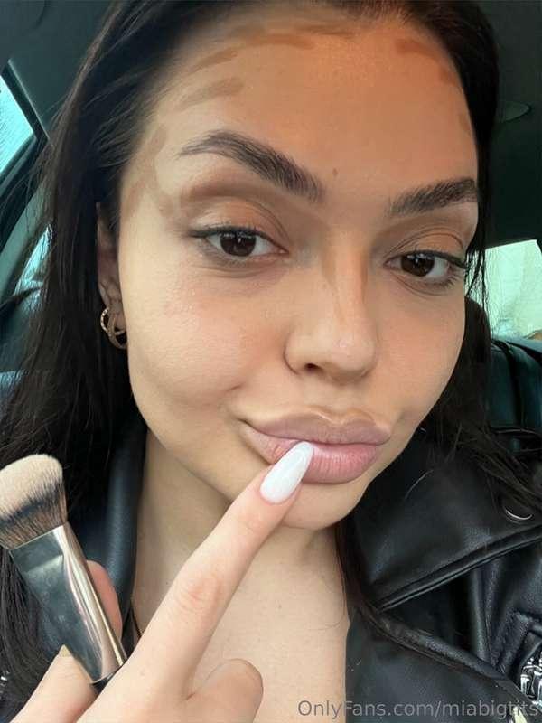 Contouring my face in the car 😂because why not 