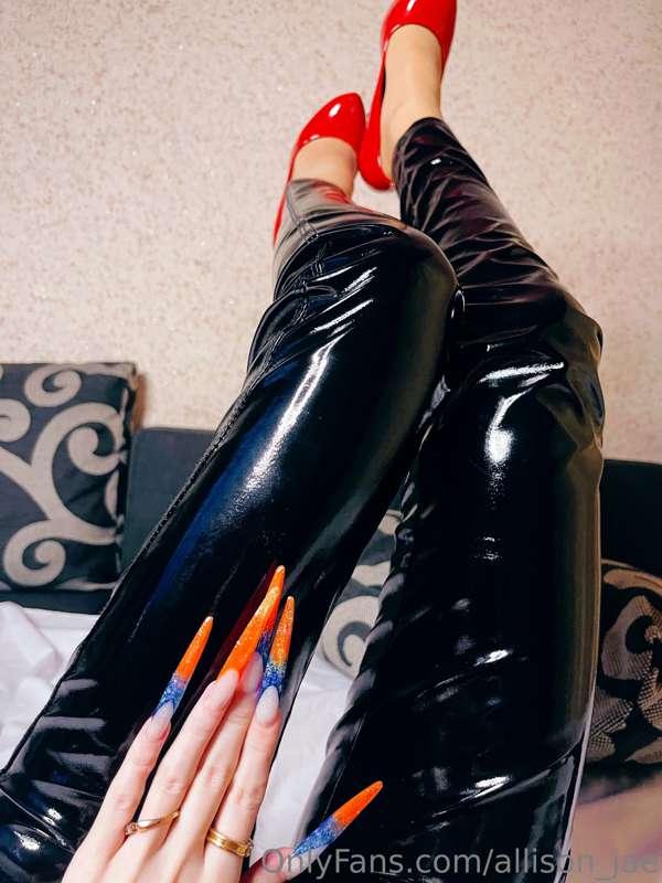 Shiny legs with long nails🖤🧡