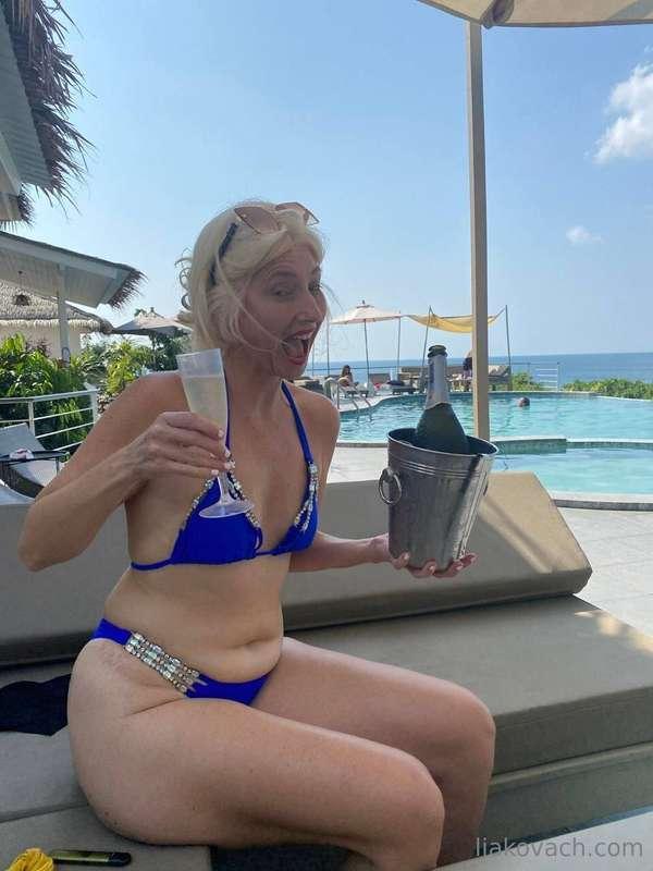 A glass of wine, a little tease… and nothing else. 🍷💋