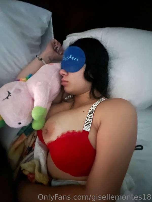 Mi novio me agarra dormida y me saca una teta