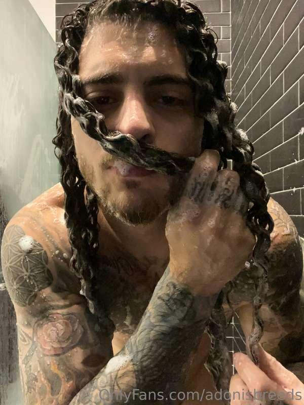 💦💦💦 Taking my time washing out these curls & shaking my ass ..