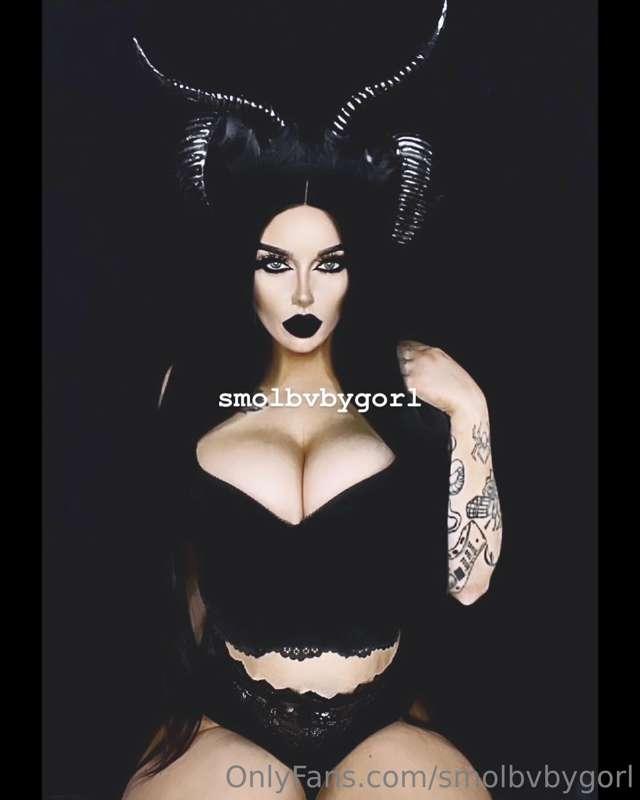 What Halloween looks do you wanna see from me? 
All requests..