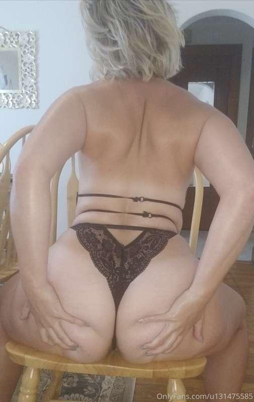 Black lace? 🖤💋💋