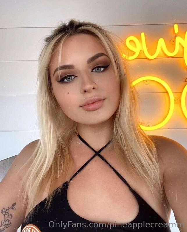 Who Wants To See Me Take My First Facial?💦💦🫣 
Tip 20$ Right ..
