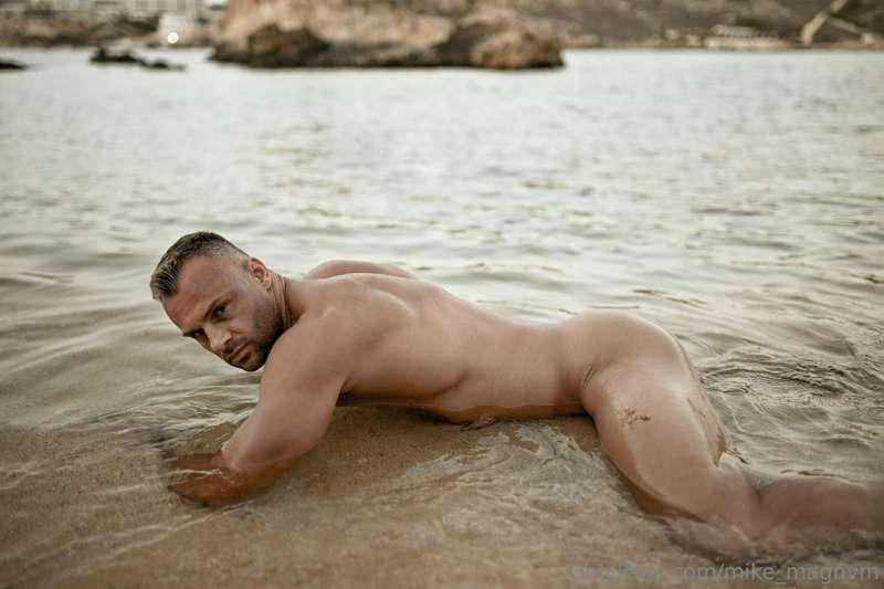 What would you do if you found me on the beach like this 😈

..