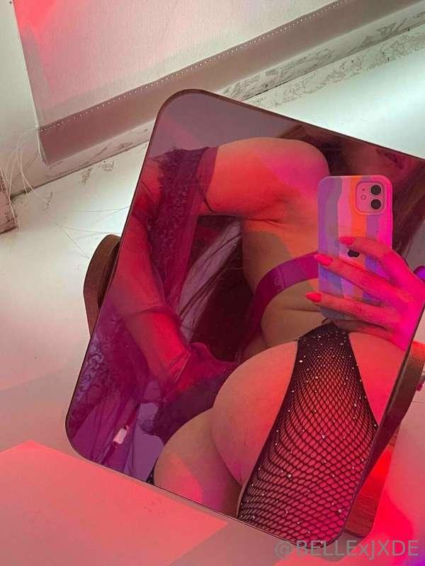 mirror's frames can't hold the size of my booty! 
how should..