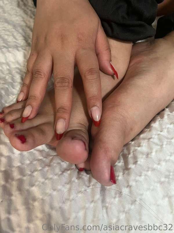 Sexy red toes❤️