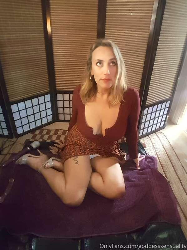 Watch me.cumming with my wand and glass dildo...upload later..