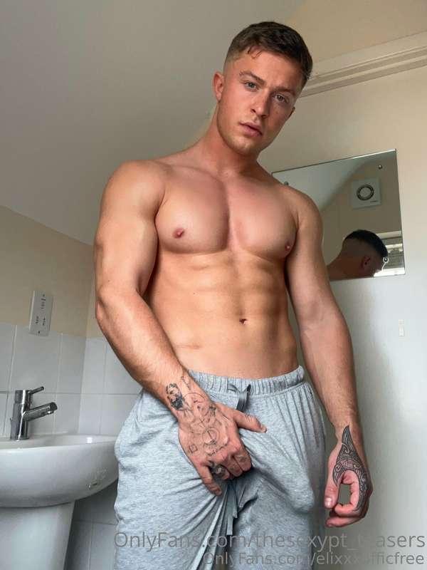 This stud @bigbulgetom knows how to make cocks cum so hard! ..