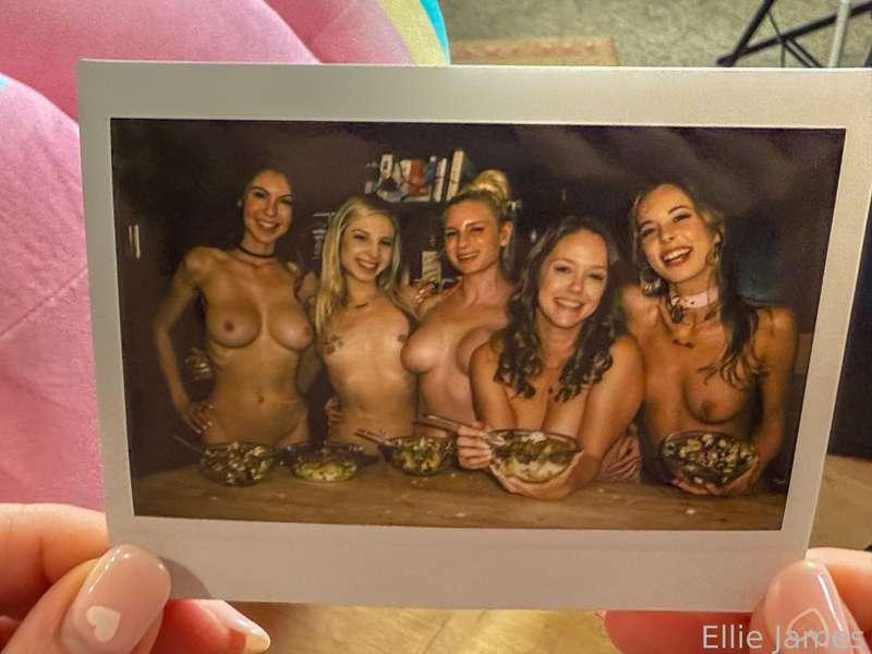Nothing more a girl could want from a @nakedbakers stream than yummy taco bowls and orgasms!  Last night was a great time 😊 I'll have the recording up soon 🌮

@cheerleaderkait
@milliemorganxxx
@nakedbakers
@fitelftal

#polaroid #busty #friends #brunette #perfecttits #naturalboobs 