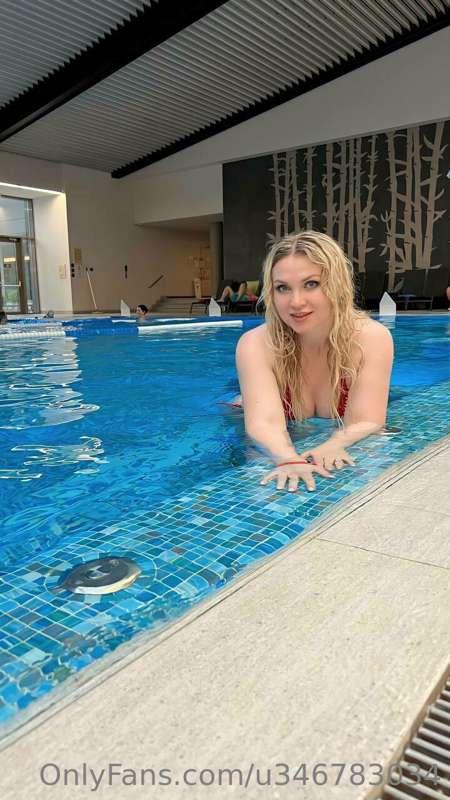It's not the pool that makes me wet🤐💦