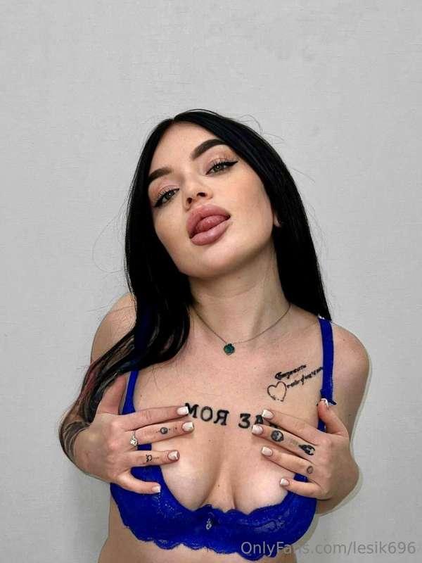 HORNY ANGEL @emmahottiee 🥵💦 SHE WILL SPREAD HER LEGS FOR DAD..
