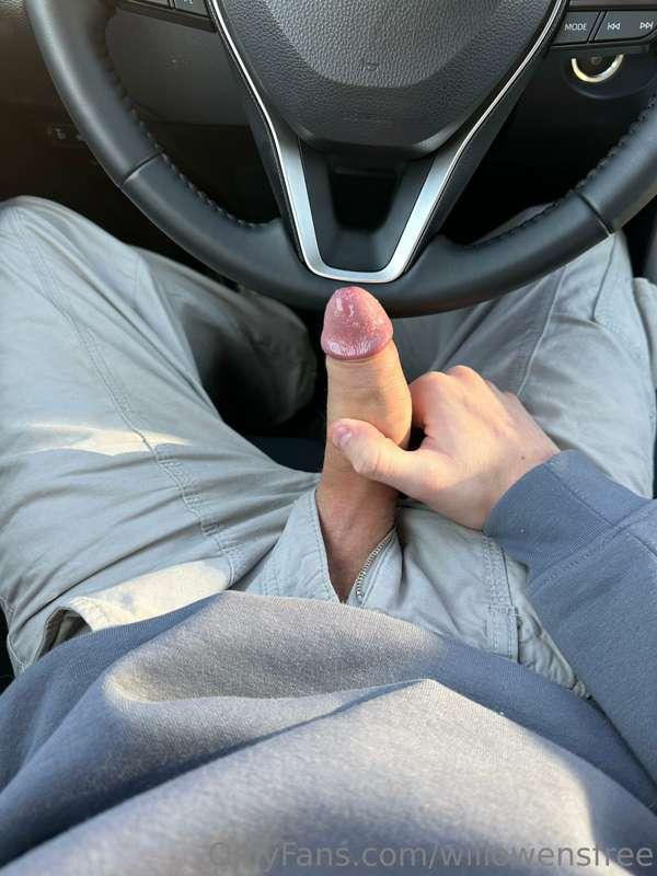 Jerking off in the car is kinda hot, don’t you think?😏

http..