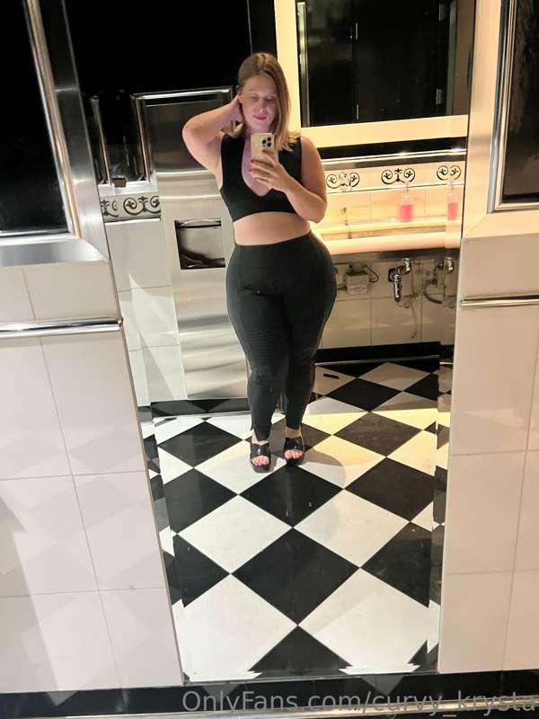 Let's have a hot steamy sex in this bathroom, DM me 😈👅