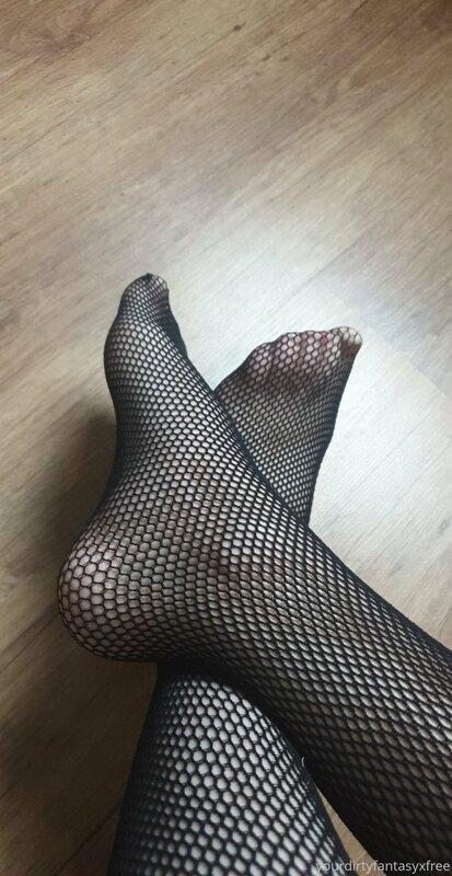 ?feet in fishnet