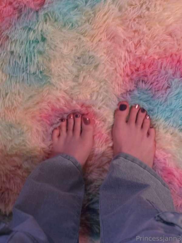you’re so fucking weak for pretty girl toes (: bet you want ..