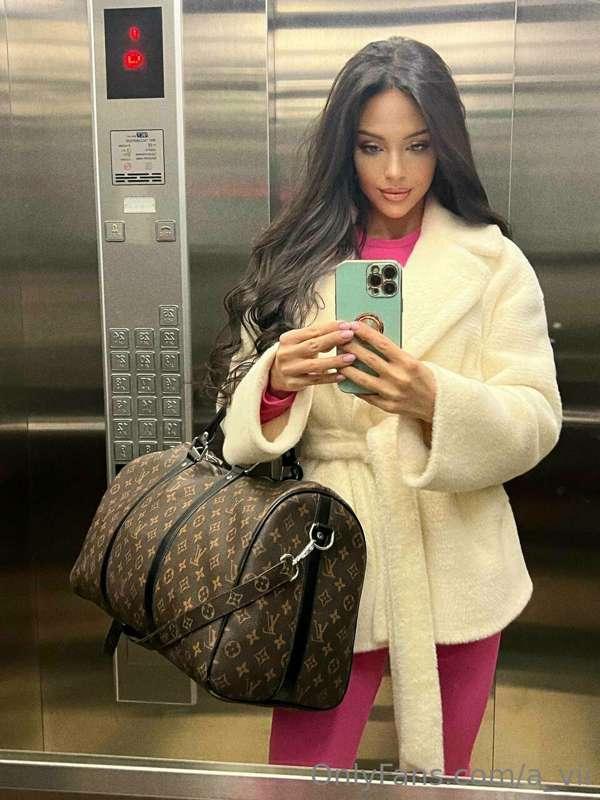 What would you do if we were stuck in an elevator together?🙈