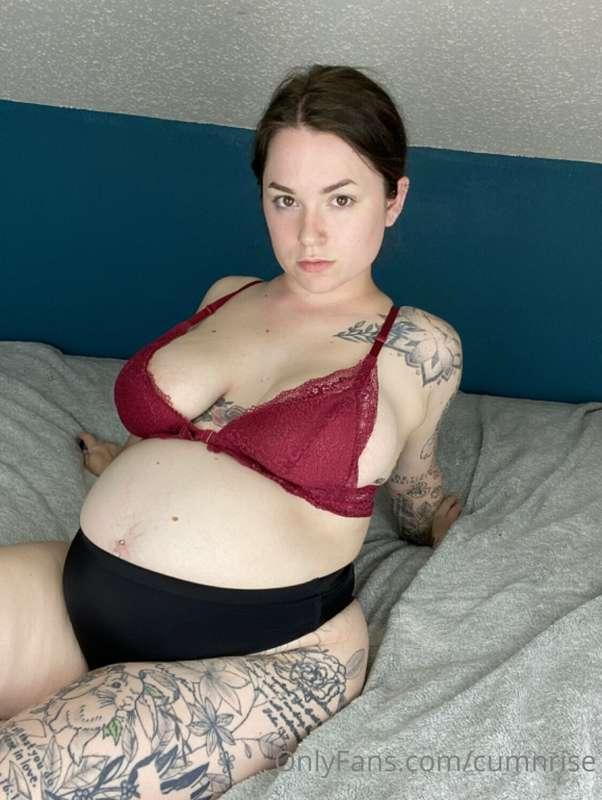 (1st pic) Pregnancy boobs vs (2nd pic) now… they definitely ..