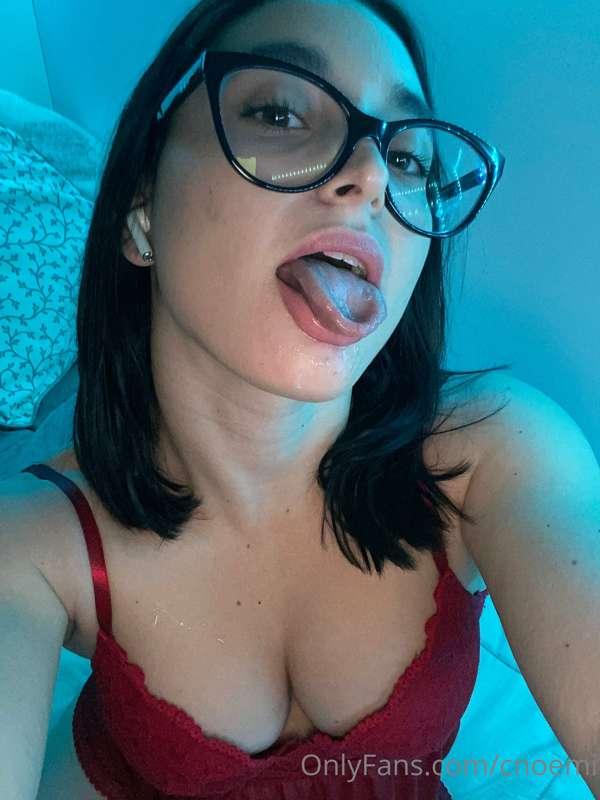 Preferisci che ti guardo negli occhi mentre te lo succhio? 😋