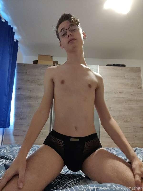 urtwinkyjonathan image #0
