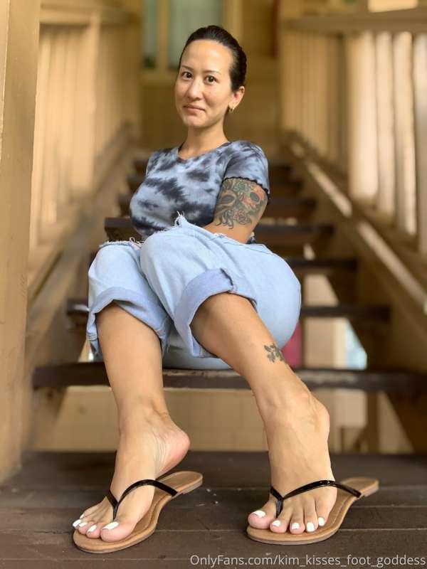 White toes and flip flops! Basic never looked better

Thanks..