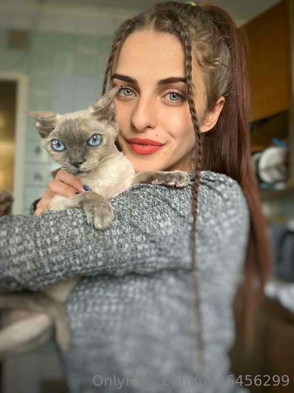 People tell me that the kitty in the photo and I look a lot ..