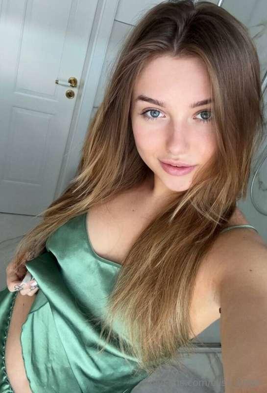  @lealealuxe She is waiting for you❤️❤️ @lealealuxe ❤️ Who w..