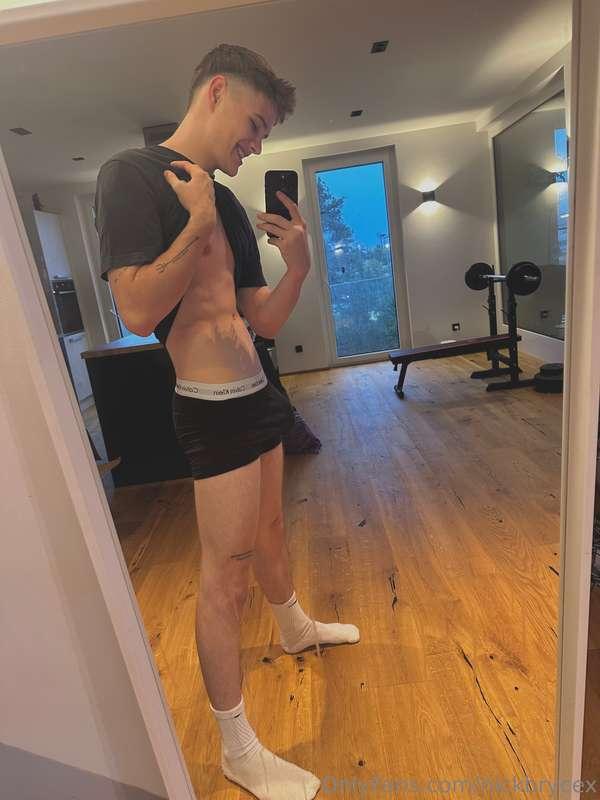 Im bored let’s chat im waiting for your dm🥲