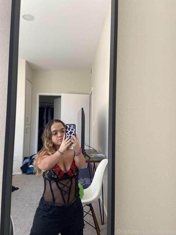mirror selfies >>>