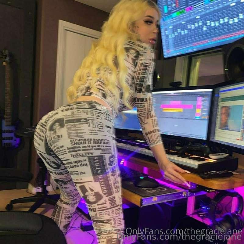 Booty lookin’ too good to waste 🤤🎥